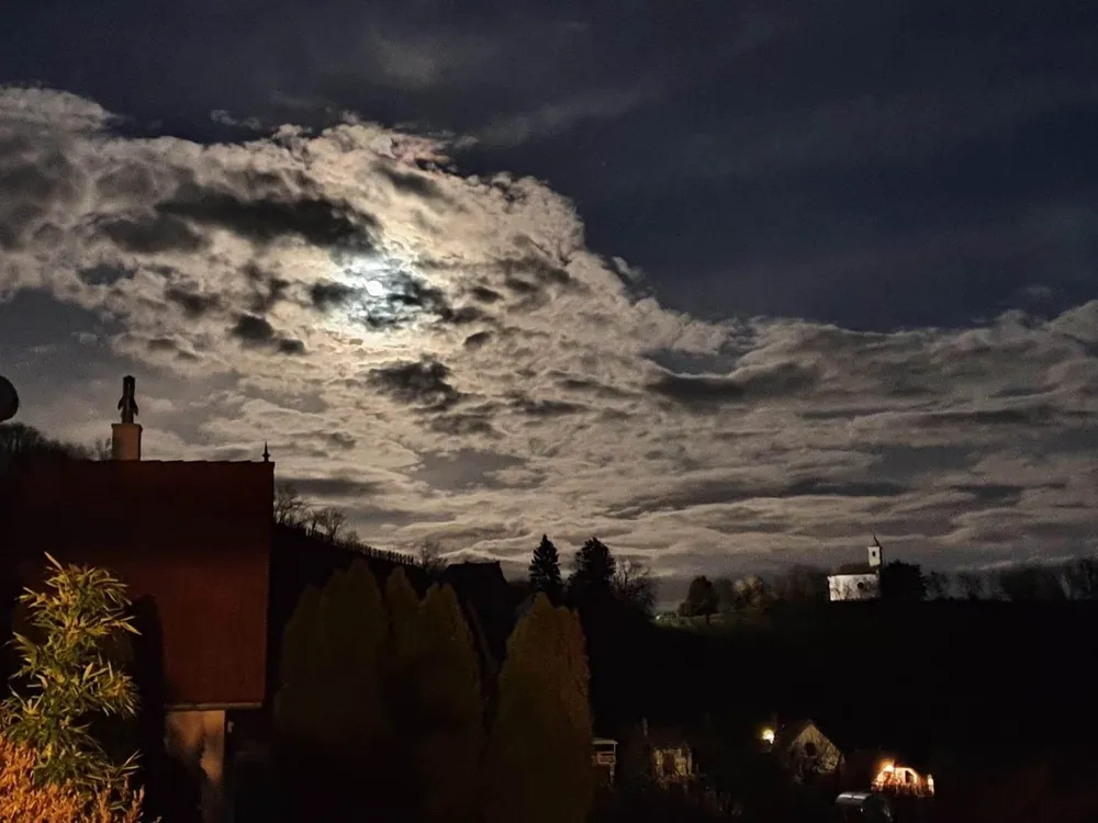 Hold a vendégházból fotózva