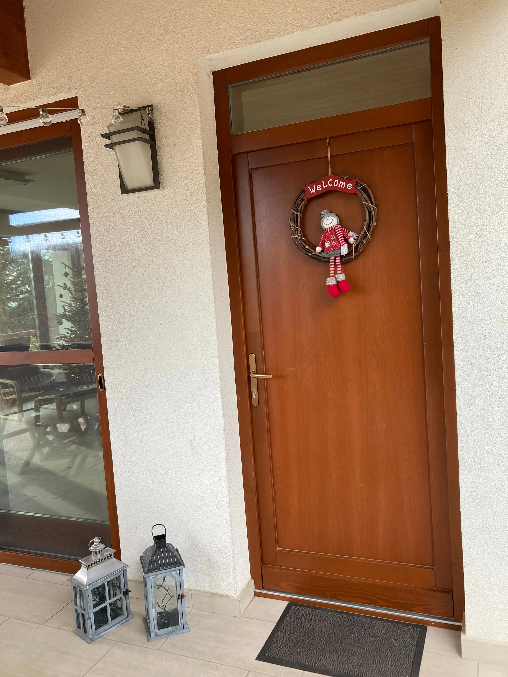 Bejárati ajtó karácsonyi díszítéssel